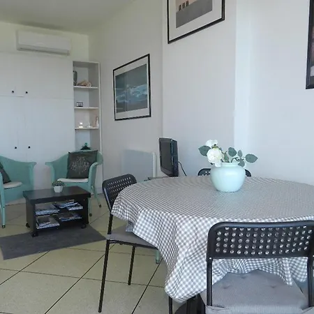 3 Couchages Climatise Avec Parking En Bord De Au Lavandou Апартаменты