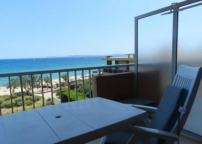 3 Couchages Climatise Avec Parking En Bord De Au Lavandou - Fr-1-251-893