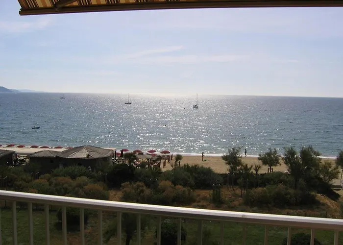 Apartment 3 Couchages Climatise Avec Parking En Bord De Au Lavandou - Fr-1-251-893